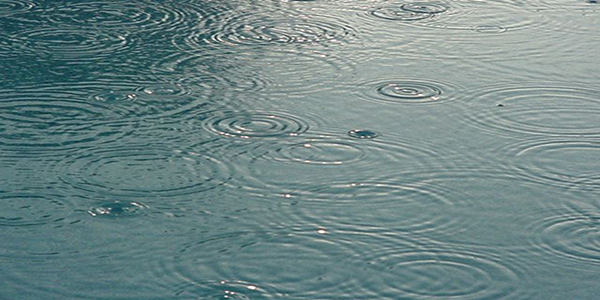 آیا آبی که در حال باریدن باران روی زمین جمع شده است، در احکام مانند آب جاری است؟